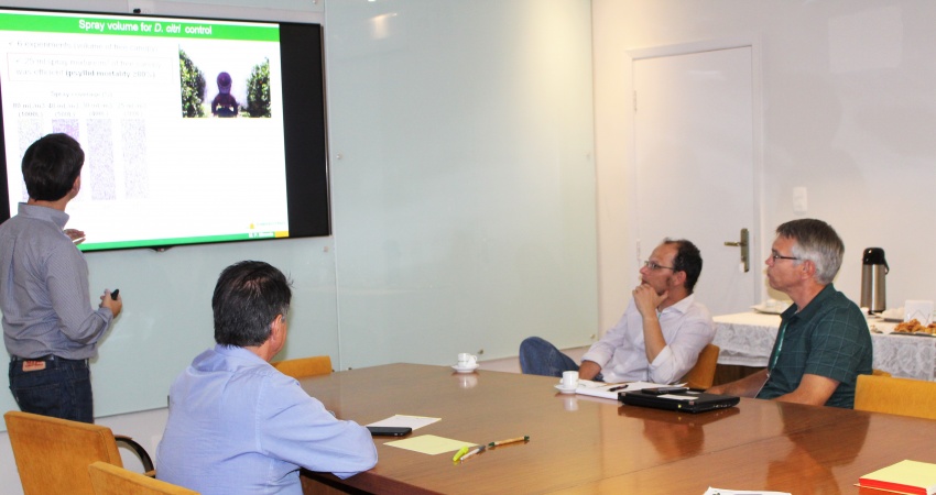 Representante da Coca-Cola visita o Fundecitrus para conhecer pesquisas sobre o manejo  de HLB