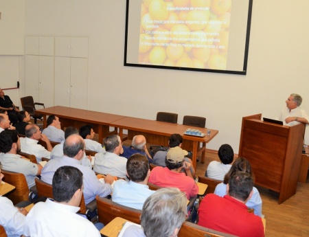 Professor da Universidade do Algarve dá palestra sobre florescimento e frutificação dos citros