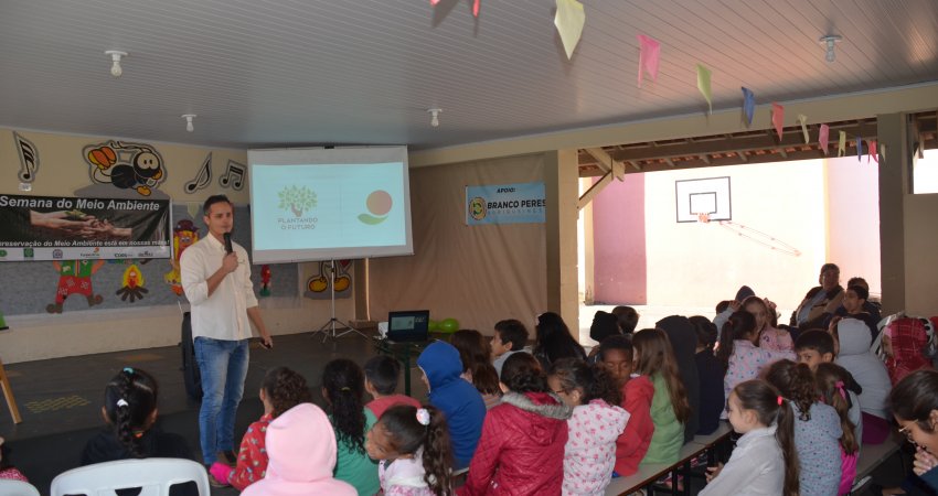 No mês do meio ambiente, Fundecitrus, em parceria com empresas e citricultores, faz ação de conscientização em escola de Ubirajara (SP)