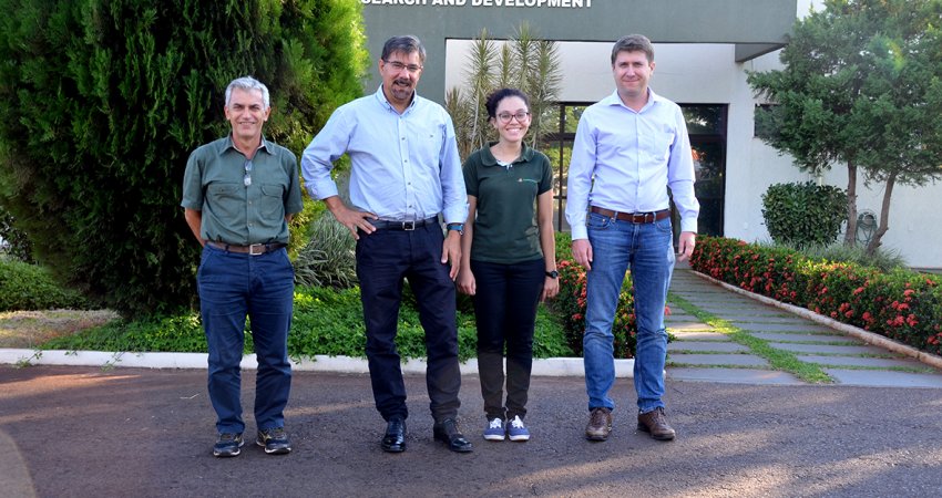 Pesquisador da Argentina visita o Fundecitrus para conhecer  o mestrado profissional da instituição