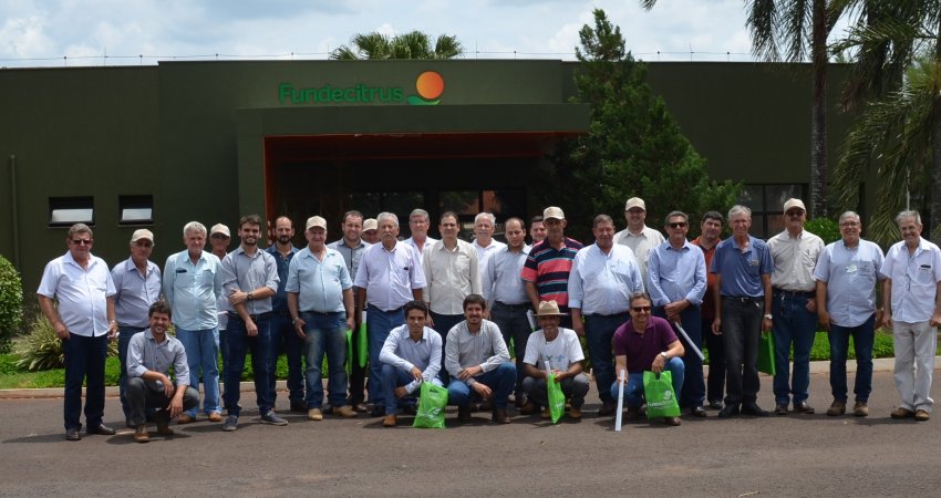 Fundecitrus recebe visita de citricultores da região Norte do parque citrícola