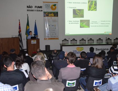 Pesquisador do Fundecitrus faz palestra sobre o manejo de psilídeo na Semana da Citricultura