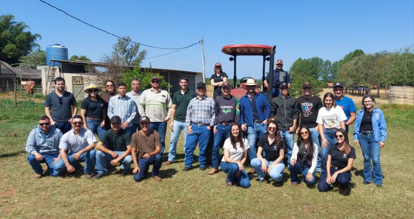 Estudantes de Faculdade de Botucatu (SP) participam de palestra sobre doenças dos citros