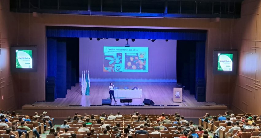 Fundecitrus realiza palestras em universidades e encontro com citricultores