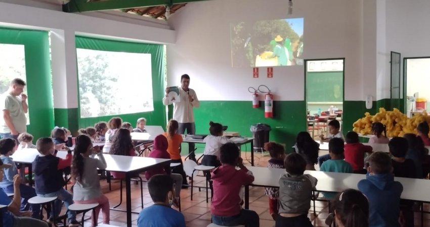 Fundecitrus promove ação de conscientização e plantio de mudas frutíferas em escola de Paranapanema (SP)