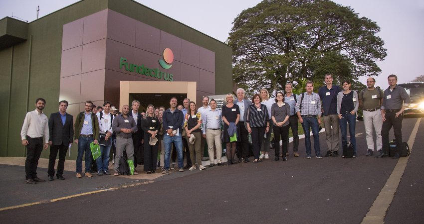 Fundecitrus recebe visita de grupo de importadores europeus de suco de laranja