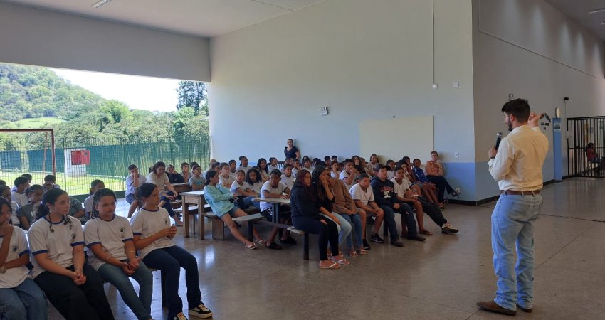 Fundecitrus realiza palestras para 600 alunos de Ribeirão Bonito (SP)