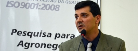 Pesquisador do Fundecitrus recebe prêmio de Engenheiro Agrônomo Destaque de 2013